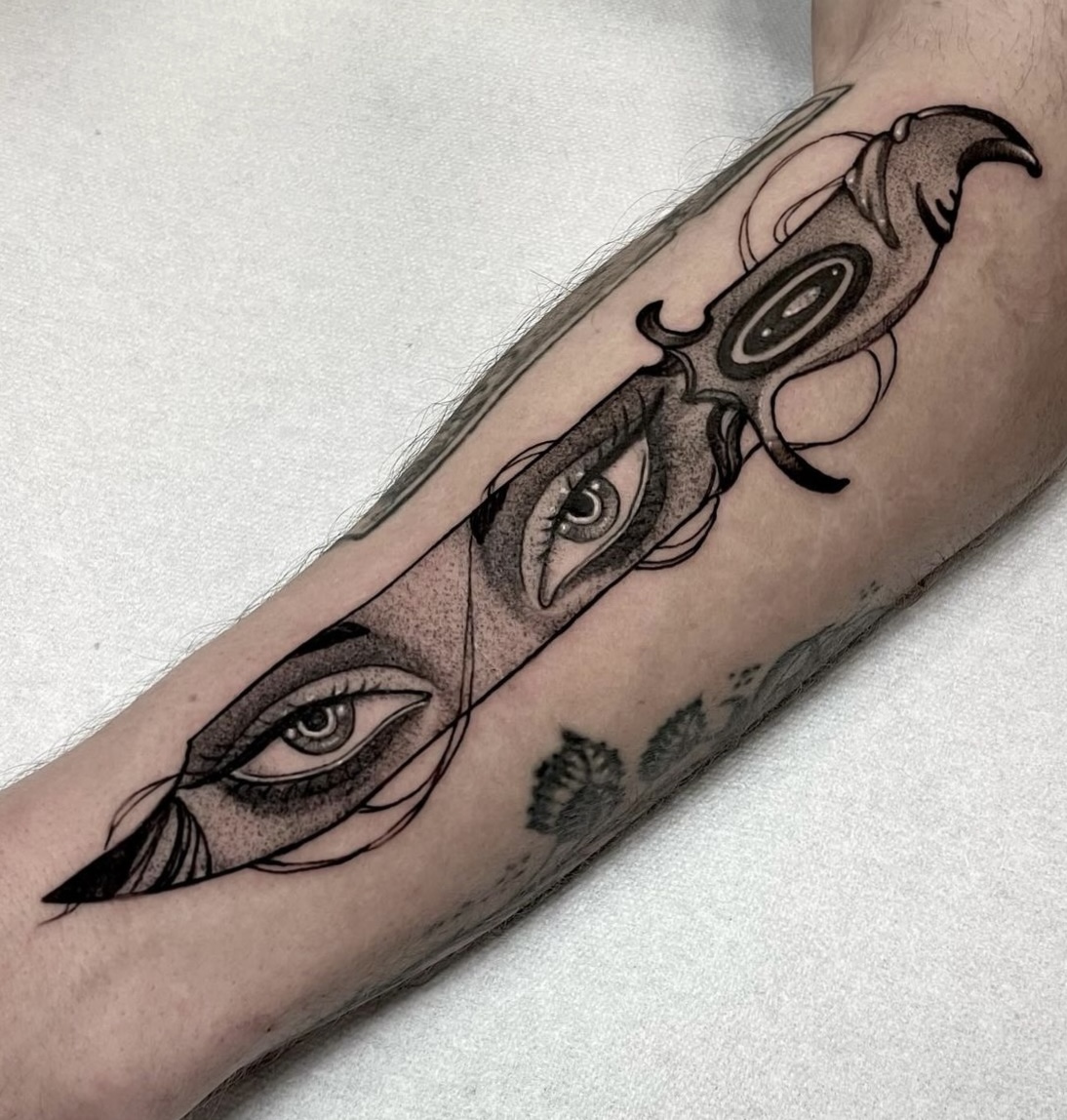 estilo fineline ojos en navaja